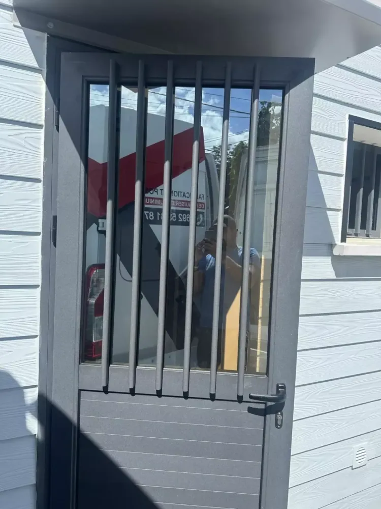 fabrication et installation de porte en alu